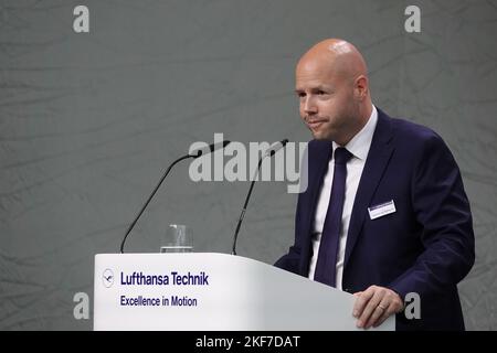 Hamburg, Deutschland. 16.. November 2022. Michael von Puttkamer, Senior Vice President Special Aircraft Services bei der Lufthansa Technik AG, spricht während der Übergabe und Taufe des Airbus A350 'Konrad Adenauer' in Hamburg. Das Flugzeug soll den politisch-parlamentarischen Langstreckenflugbetrieb des Bundesministeriums der Verteidigung stärken. Es ist bereits die zweite Übergabe eines Regierungsflugzeugs vom Typ Airbus A350-900. Quelle: Kilian Genius/dpa/Alamy Live News Stockfoto