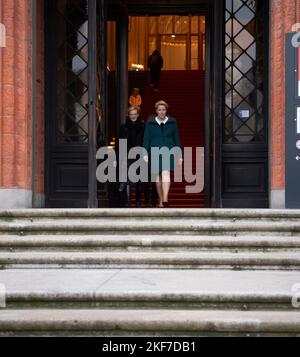 Berlin, Deutschland. 16.. November 2022. Franziska Giffey (SPD), Regierende Bürgermeisterin von Berlin, verlässt das Rote Rathaus. Vor dem Hauptportal kommentiert sie Journalisten zur Entscheidung des Berliner Verfassungsgerichts, dass die Wahlen zum Repräsentantenhaus und zu den Bezirksräten wiederholt werden müssen. Quelle: Paul Zinken/dpa/Alamy Live News Stockfoto