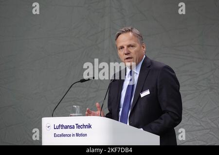 Hamburg, Deutschland. 16.. November 2022. Sören stark, Vorstandsvorsitzender der Lufthansa Technik AG, spricht während der Übergabe und Taufe des Airbus A350 'Konrad Adenauer' in Hamburg. Das Flugzeug soll die Flugbereitschaft des Bundesministeriums der Verteidigung für den politisch-parlamentarischen Flugbetrieb auf Langstrecken stärken. Es ist bereits die zweite Übergabe eines Regierungsflugzeugs vom Typ Airbus A350-900. Quelle: Kilian Genius/dpa/Alamy Live News Stockfoto