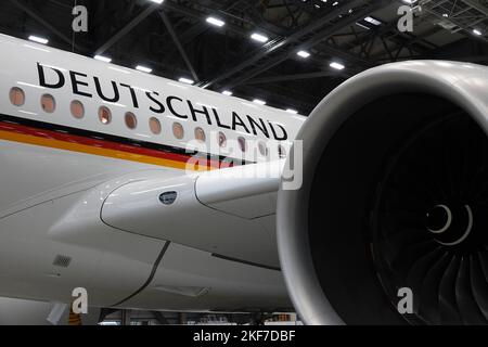 Hamburg, Deutschland. 16.. November 2022. Der Airbus A350 „Konrad Adenauer“ trägt bei der Übergabe und Taufe des Flugzeugs in Hamburg das Prägung „Deutschland“. Das Flugzeug soll den politisch-parlamentarischen Langstreckenflugbetrieb des Bundesministeriums der Verteidigung stärken. Es ist bereits die zweite Übergabe eines Regierungsflugzeugs vom Typ Airbus A350-900. Quelle: Kilian Genius/dpa/Alamy Live News Stockfoto