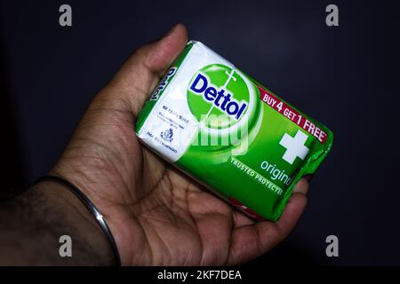 Nahaufnahme einer Hand mit einem antibakteriellen Dettol-Seifenstück Stockfoto