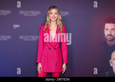 Berlin, Deutschland. 16.. November 2022. Die Schauspielerin Lilly Krug kommt zur Filmpremiere von „Shattered - Dangerous Affair“ in der Astor Film Lounge. Quelle: Gerald Matzka/dpa/Alamy Live News Stockfoto