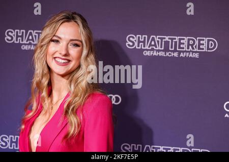 Berlin, Deutschland. 16.. November 2022. Die Schauspielerin Lilly Krug kommt zur Filmpremiere von „Shattered - Dangerous Affair“ in der Astor Film Lounge. Quelle: Gerald Matzka/dpa/Alamy Live News Stockfoto