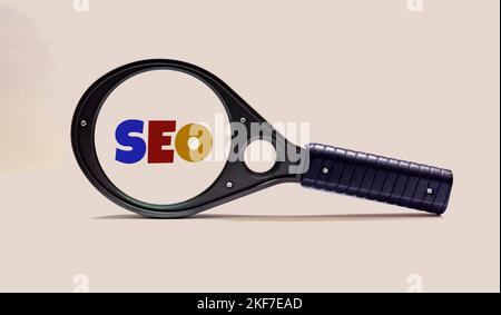 Selektiver Fokus der Lupe mit SEO Search Engine Optimization Text auf weißem Hintergrund. Stockfoto