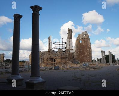 Blick auf die Perge Ancient City in Antalya, Türkiye. Stockfoto