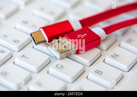 Nahaufnahme eines USB-Typ-C-Kabels mit weißer Tastatur im Hintergrund Stockfoto