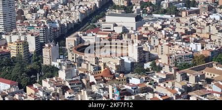Eine Luftaufnahme der Plaza de Toros Alicante, umgeben von modernen Gebäuden in Spanien Stockfoto