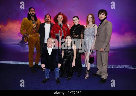 (Von links nach rechts) Amar Chadha-Patel, Tony Revolori, Warwick Davis, Erin Kellyman, Annabelle Davis, Ruby Cruz, Ellie Bamber und Dempsey Bryk bei der Vorführung der Disney+-Serie Willow im Curzon Soho, London. Bilddatum: Mittwoch, 16. November 2022. Stockfoto