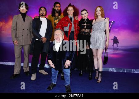 (Von links nach rechts) Dempsey Bryk, Tony Revolori, Amar Chadha-Patel, Warwick Davis (vorne), Erin Kellyman, Ruby Cruz und Ellie Bamber bei der Vorführung der Disney+-Serie Willow im Curzon Soho, London. Bilddatum: Mittwoch, 16. November 2022. Stockfoto