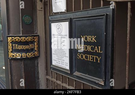 York Medical Society, T Anderson MD Schild auf Gebäude, 23 Stonegate St, York, Yorkshire, England, UK, YO1 8AW Stockfoto