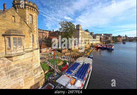 Touristenboote auf dem Fluss Ouse, im York City Centre, von Lendal Bridge, Yorkshire, England, Y01 Stockfoto