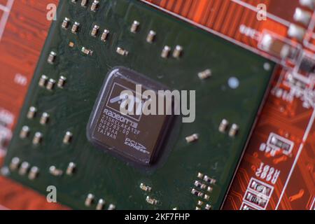 Timisoara, Rumänien - 30. März 2020: Nahaufnahme eines ATI Radeon X300 215RELAKA12F Grafikprozessors. Elektronische Komponenten. Stockfoto