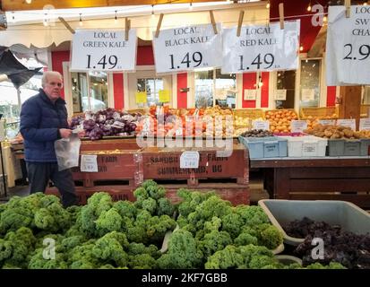 Richmond, Kanada. 16.. November 2022. Ein Kunde kauft am 16. November 2022 auf einem Bauernmarkt in Richmond, British Columbia, Kanada, Lebensmittel ein. Kanadas Verbraucherpreisindex (CPI) stieg im Oktober im Vergleich zum Vorjahr um 6,9 Prozent, was dem Anstieg im September entspricht, teilte Statistics Canada am Mittwoch mit. Quelle: Liang Sen/Xinhua/Alamy Live News Stockfoto