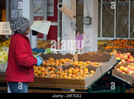 Richmond, Kanada. 16.. November 2022. Ein Kunde kauft am 16. November 2022 auf einem Bauernmarkt in Richmond, British Columbia, Kanada, Lebensmittel ein. Kanadas Verbraucherpreisindex (CPI) stieg im Oktober im Vergleich zum Vorjahr um 6,9 Prozent, was dem Anstieg im September entspricht, teilte Statistics Canada am Mittwoch mit. Quelle: Liang Sen/Xinhua/Alamy Live News Stockfoto