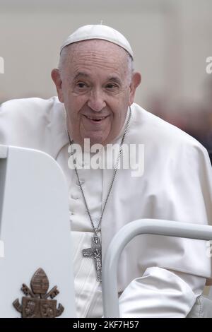 Vatikanstadt, Vatikan, 16. November 2022. Papst Franziskus kommt zu seiner wöchentlichen Generalaudienz auf dem Petersplatz. Maria Grazia Picciarella/Alamy Live News Stockfoto