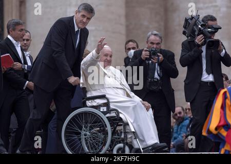 Vatikanstadt, Vatikan, 16. November 2022. Papst Franziskus bei seiner wöchentlichen Generalaudienz auf dem Petersplatz. Maria Grazia Picciarella/Alamy Live News Stockfoto