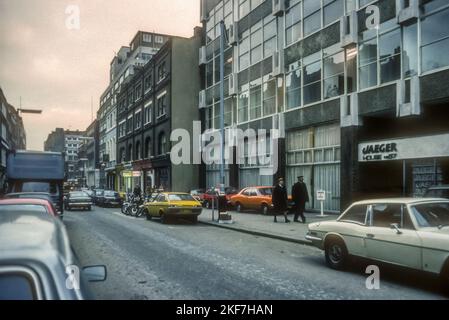 1976 Archivbild von Broadwick Street, Soho. Jaeger HQ Gebäude auf der rechten Seite; hinter dem Gebäude ist eine Straße Erweiterung Linie zu erhalten. Stockfoto