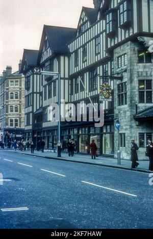 1976 Archivbild des Kaufhauses Libertys in der Great Marlborough Street im Zentrum von London Stockfoto