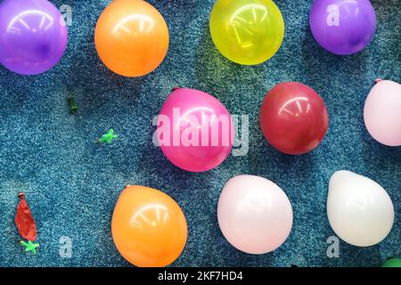 Ballon Dartpfeil an einer Wand, zwei Luftballons werden gepoppt, Wurfspiel auf der Karnevalsmesse, ausgewählter Fokus, enge Schärfentiefe Stockfoto