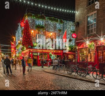 Die Temple Bar Pub Dublin Weihnachtsszene Stockfoto