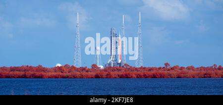 Cape Canaveral, Florida, USA. 14.. November 2022. In diesem Falschfarbenbild, das mit einer modifizierten Vollspektrum-Kamera gemacht wurde, wird die NASAs Space Launch System (SLS)-Rakete mit der Orion-Sonde an Bord auf einem mobilen Trägerrakete auf dem Launch Pad 39B gesehen, da die Vorbereitungen für den Start am Montag, den 14. November 2022, im NASAs Kennedy Space Center in Florida fortgesetzt werden. NASAs Artemis I-Flugtest ist der erste integrierte Test der Tiefenraumexplorationssysteme der Agencys: Die Raumsonde Orion, die SLS-Rakete und die unterstützenden Bodensysteme. Der Start des unbemundeten Flugtests ist für den 16. November um 1:04 Uhr geplant Stockfoto