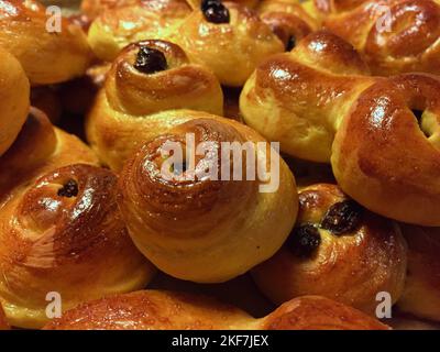 Hausgemachte Safranbrötchen sind eine schwedische Tradition vor dem St. Lucia-Feiertag im Dezember. Stockfoto