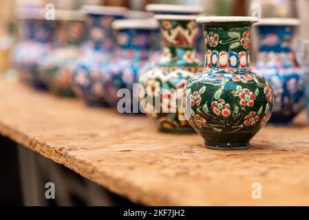 Bunte Porzellanvasen auf der Straße, handgemachte Keramikvase Stockfoto