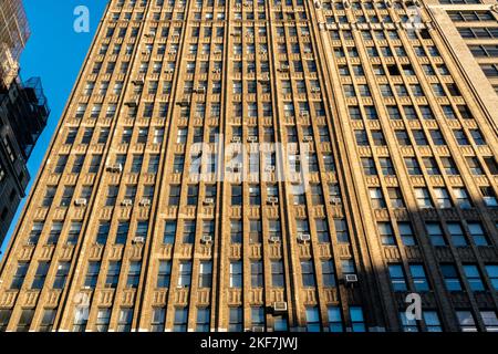Fensterklimaanlagen sprießen am Dienstag, den 8. November 2022, aus den Fenstern eines Gebäudes in New York. © Richard B. Levine) Stockfoto