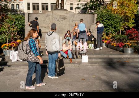 Besucher genießen am Donnerstag, den 10. November 2022, das warme Wetter im Farragut Monument im Madison Square Park in New York. (© Richard B. Levine) Stockfoto