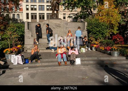 Besucher genießen am Donnerstag, den 10. November 2022, das warme Wetter im Farragut Monument im Madison Square Park in New York. (© Richard B. Levine) Stockfoto