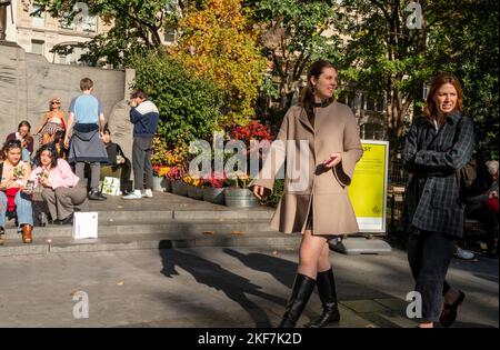 Besucher genießen am Donnerstag, den 10. November 2022, das warme Wetter im Farragut Monument im Madison Square Park in New York. (© Richard B. Levine) Stockfoto