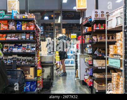 Check-out im Supermarkt in New York am Dienstag, den 15. November 2022. Die Großhandelspreise hatten den geringsten Anstieg seit Juli, was darauf hindeutet, dass sich die Inflation abkühlen könnte. (© Richard B. Levine) Stockfoto