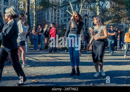 Besucher genießen am Samstag, den 12. November 2022, das warme Wetter im Madison Square Park in New York. (© Richard B. Levine) Stockfoto