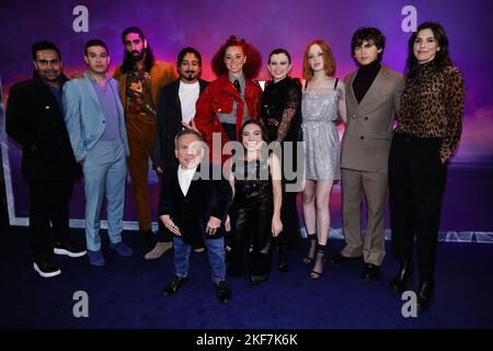 (2. von links nach rechts) Jonathan Kasdan, Amar Chadha-Patel, Tony Revolori, Warwick Davis (vorne), Erin Kellyman, Annabelle Davis (vorne) , Ruby Cruz, Ellie Bamber, Dempsey Bryk und Michelle Rejwan bei der Vorführung der Disney+-Serie Willow im Curzon Soho, London. Bilddatum: Mittwoch, 16. November 2022. Stockfoto