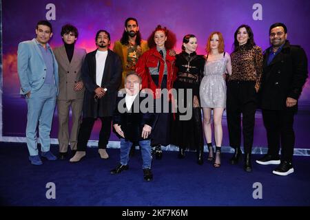 (Von links nach rechts) Jonathan Kasdan, Dempsey Bryk, Tony Revolori, Amar Chadha-Patel, Warwick Davis (vorne), Erin Kellyman, Ruby Cruz und Ellie Bamber und Michelle Rejwan bei der Vorführung der Disney+-Serie Willow im Curzon Soho, London. Bilddatum: Mittwoch, 16. November 2022. Stockfoto