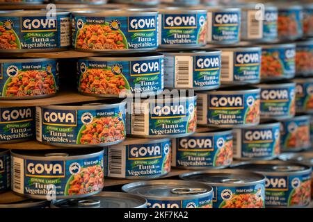 Eine Ausstellung von Goya-Thunfisch-Dosen mit Chunk-Light-Markenbezeichnung in New York am Freitag, den 11. November 2022. (© Richard B. Levine) Stockfoto