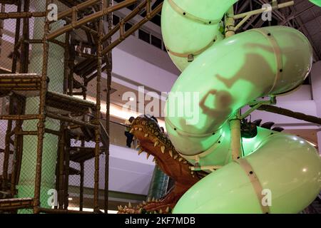 Kinder genießen den Spielplatz mit der Röhrenrutsche im Einkaufszentrum, während die Eltern einkaufen gehen. Rio de Janeiro, Brasilien. Stockfoto