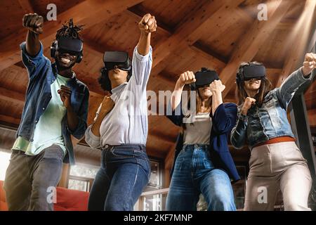 Junge Menschen porträtieren mit VR-Headset und spielen Sportspiele im Virtual Reality Cyberspace - Metaverse und Blockchain-Technologiekonzept Stockfoto