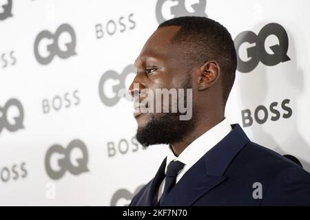 London, Großbritannien. 16. November 2022. Stormzy nimmt an den GQ Men of the Year Awards im Mandarin Oriental Hyde Park, London, Teil. Bilddatum: Mittwoch, 16. November 2022. Bildnachweis sollte lauten: Matt Crossick/Alamy Live News Stockfoto