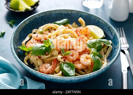 Pasta mit Garnelen und Basilikum Stockfoto
