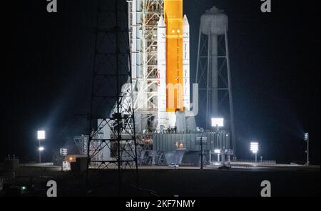 Cape Canaveral, Florida, USA. 15.. November 2022. Fahrzeuge mit Mitgliedern der roten Besatzung werden gesehen, als sie am Launch Pad 39B ankommen, um sicherzustellen, dass alle Anschlüsse und Ventile dicht bleiben, Dienstag, den 15. November 2022, das Kennedy Space Center der NASA in Florida. Der Artemis I-Flugtest der NASA ist der erste integrierte Test der Deep-Space-Explorationssysteme der Agentur: Die Raumsonde Orion, die SLS-Rakete und die unterstützenden Bodensysteme. Der Start des unbemundeten Flugtests ist für den 16. November um 1:04 Uhr EST geplant. (Bild: © Joel Kowsky/NASA/ZUMA Press Wire Service) Stockfoto