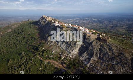 Luftdrohnenansicht von Marvao, historische Dörfer von Portugal. Burg und Altstadt innerhalb einer befestigten Mauer auf der Klippe eines Berges. Ländlicher Tourismus. Stockfoto