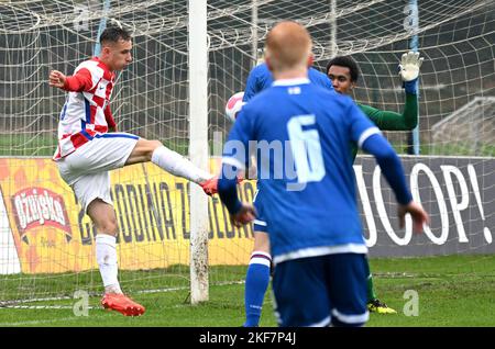 Zagreb, Kroatien. 16. November 2022 Lovro Zvonarek aus Kroatien während des UEFA-U-19-Europameisterschafts-Qualifiers-Spiels 2023 zwischen Kroatien und den Färöer-Inseln im SC RUDES-Stadion am 16. November 2022 in Zagreb, Kroatien. Foto: Marko Lukunic/PIXSELL Stockfoto