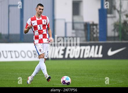 Zagreb, Kroatien. 16. November 2022 Moreno Zivkovic aus Kroatien während des UEFA-U-19-Europameisterschafts-Qualifiers-Spiels 2023 zwischen Kroatien und den Färöer-Inseln im SC RUDES-Stadion am 16. November 2022 in Zagreb, Kroatien. Foto: Marko Lukunic/PIXSELL Stockfoto