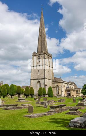 St Mary's Parish Church mit Eibenbäumen, New Street, Painswick, Gloucestershire, England, Vereinigtes Königreich Stockfoto