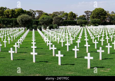 Nordafrikanischer amerikanischer Friedhof, zu Ehren der Opfer des 2. Weltkrieges. Weiße Grabsteine und grüne gepflegte Felder Gedenkstätte und Erinnerung an Kämpfer Stockfoto