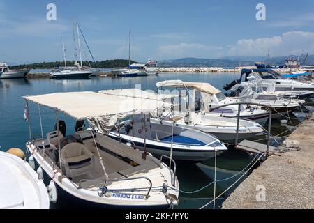 Freizeitboote im Hafen, Altstadt von Korfu, Korfu (Kerkyra), Ionische Inseln, Griechenland Stockfoto
