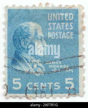 USA - 1938: Eine 5 Cent helle blaue Briefmarke, die das Porträt von James Monroe zeigt. Amerikanischer Staatsmann, Anwalt, Diplomat und Gründungsvater, der von 1817 bis 1825 als fünfter Präsident der Vereinigten Staaten fungierte. Als Mitglied der demokratisch-republikanischen Partei war Monroe der letzte Präsident der Virginia-Dynastie und der republikanischen Generation, seine Präsidentschaft fiel mit der Ära der guten Gefühle zusammen und endete die Ära des Ersten Parteiensystems der amerikanischen Politik. Er ist vielleicht am besten dafür bekannt, dass er die Monroe-Doktrin herausgibt, eine Politik der Gegenüberstellung des europäischen Kolonialismus in Amerika Stockfoto