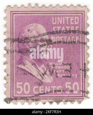 USA - 1938: Eine 50 Cent helle rot-violette Briefmarke, die das Porträt von William Howard Taft zeigt. 27. Präsident der Vereinigten Staaten (1909–1913) und der zehnte Oberjustiz der Vereinigten Staaten (1921–1930), die einzige Person, die beide Ämter bekleidete. Taft wurde 1908, der gewählte Nachfolger von Theodore Roosevelt, zum Präsidenten gewählt, wurde aber 1912 von Woodrow Wilson zur Wiederwahl besiegt, nachdem Roosevelt die republikanische Stimme durch eine Kandidatur als Drittpartei gespalten hatte. Im Jahr 1921 ernannte Präsident Warren G. Harding Taft zum Chefjustiz, eine Position, die er bis einen Monat vor seinem Tod innehatte Stockfoto