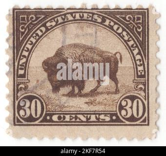 USA - 1931: Eine braune 30 Cent Briefmarke, die American Buffalo (American Bison) zeigt, ist eine in Nordamerika heimische Bison-Art. Der amerikanische Bison wird in Nordamerika häufig in offiziellen Siegeln, Flaggen und Logos verwendet. 2016 wurde der amerikanische Bison zum nationalen Säugetier der Vereinigten Staaten. Der Bison ist ein beliebtes Symbol in den Great Plains-Staaten: Kansas, Oklahoma und Wyoming haben das Tier als offizielles staatliches Säugetier angenommen, und viele Sportmannschaften haben den Bison als ihr Maskottchen gewählt Stockfoto